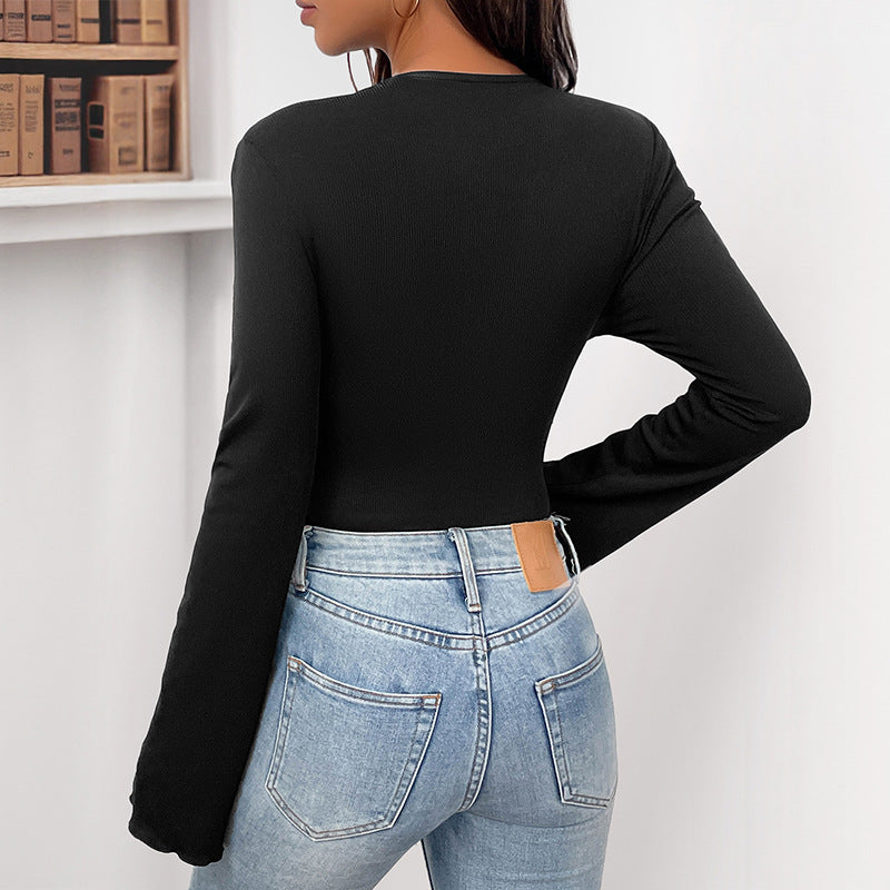 Damen Figurbetonter Body mit asymmetrischer Organza-Blütenapplikation und Glockenärmeln – Bodéline