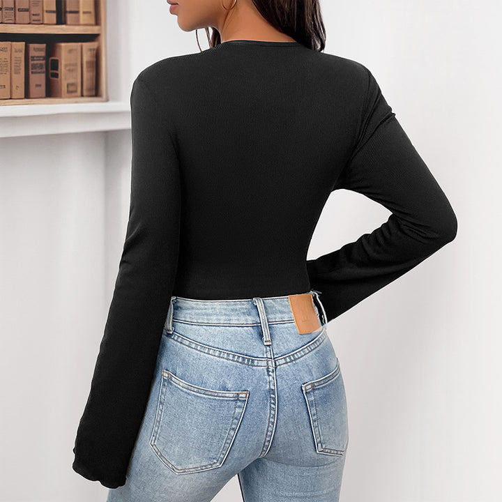 Damen Figurbetonter Body mit asymmetrischer Organza-Blütenapplikation und Glockenärmeln – Bodéline