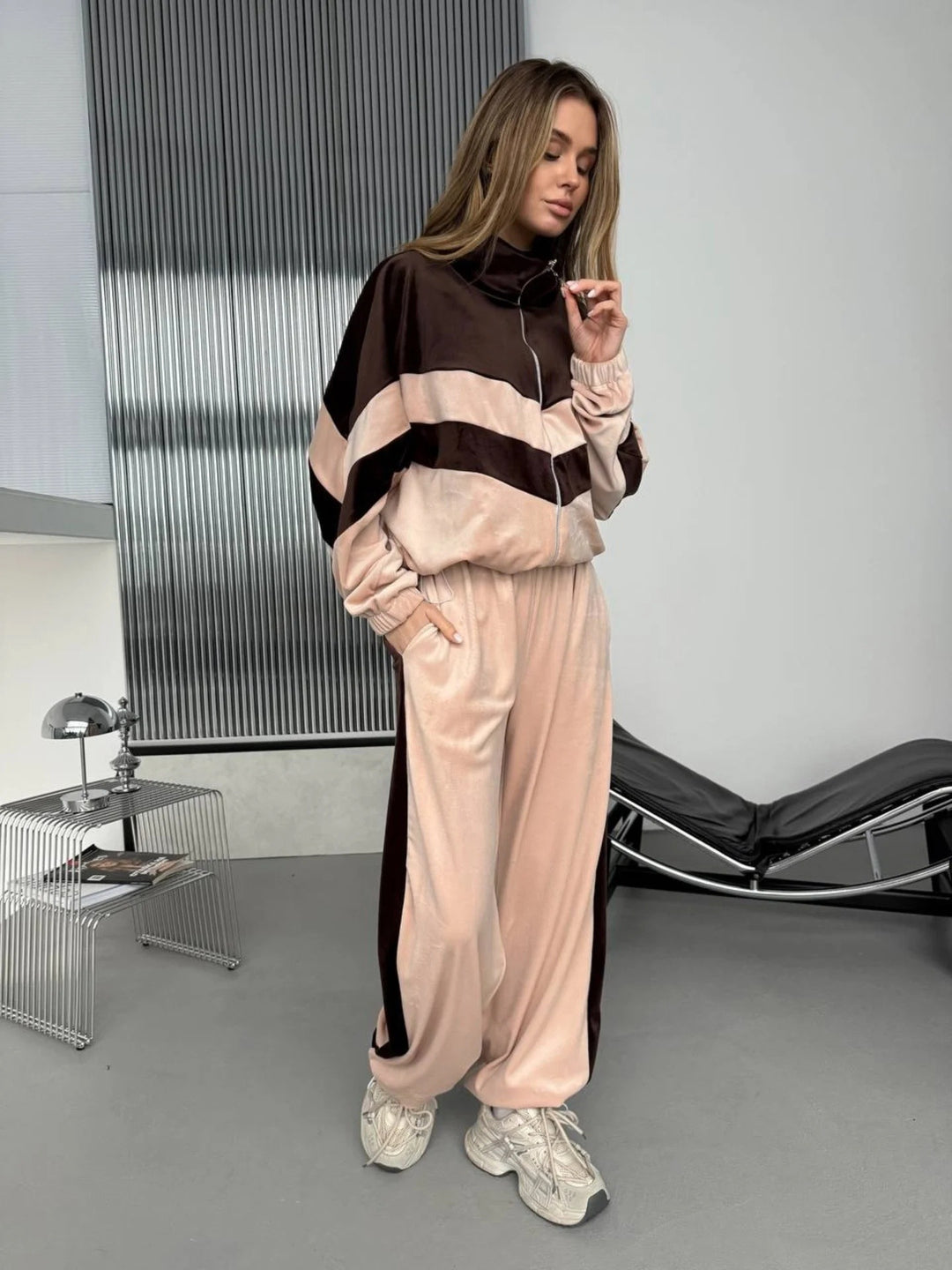 Damen Retro-inspiriertes Samt-Trackset mit Chevron-Design, Stehkragen und weiter High-Waist-Jogger – Avérine