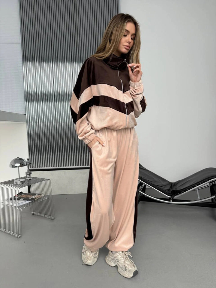 Damen Retro-inspiriertes Samt-Trackset mit Chevron-Design, Stehkragen und weiter High-Waist-Jogger – Avérine