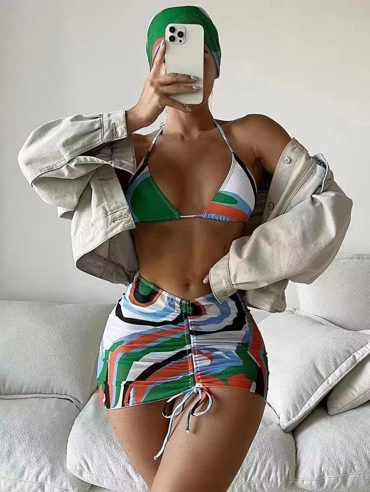 Damen Bikini-Set mit modischem Wickelrock und sportlichem Oberteil Echo Archiv