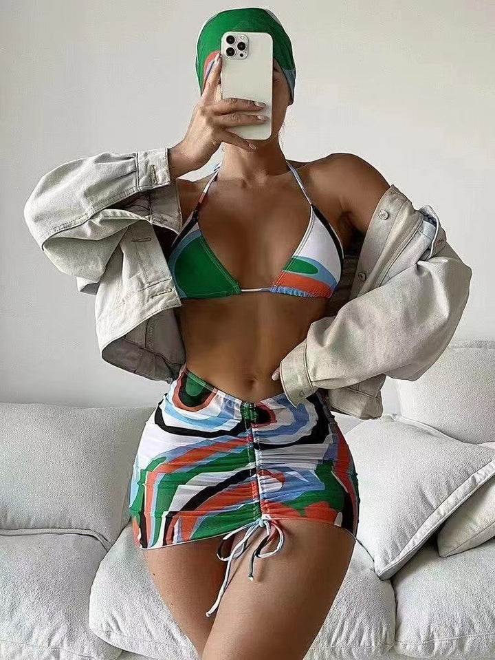 Damen Bikini-Set mit modischem Wickelrock und sportlichem Oberteil Echo Archiv