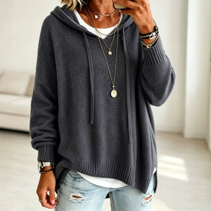 Damen Oversize Kapuzenpullover aus weichem Feinstrick mit Zier‑V‑Ausschnitt – Auréline