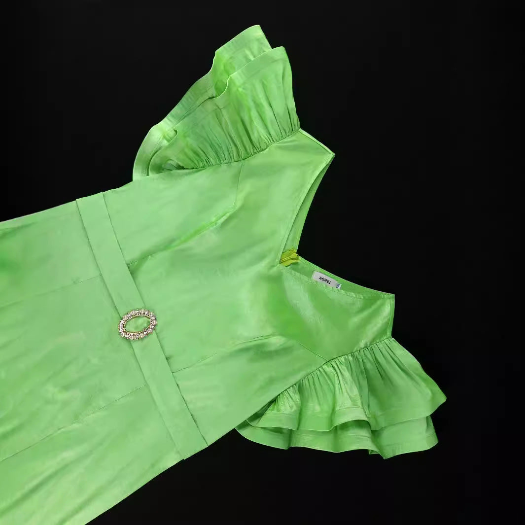 Damen elegantes Kleid mit voluminösen Rüschensäumen und tailliertem Gürtel Echo Archiv