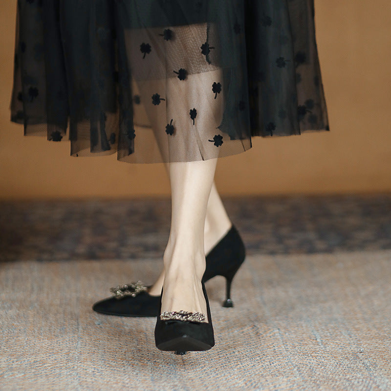 Damen Spitz zulaufende Satin-Pumps mit quadratischem Strassornament und skulpturellem Kittenabsatz – Lioré