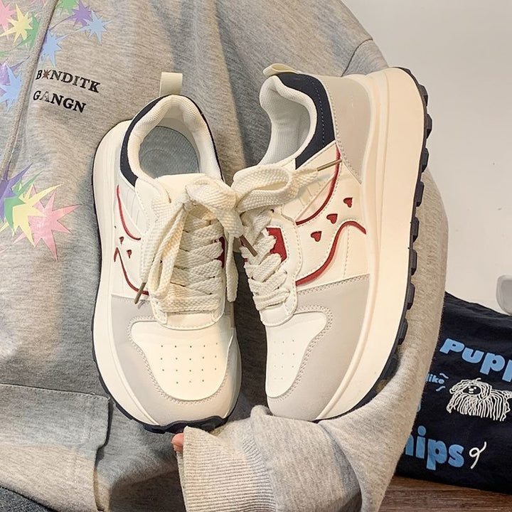 Damen Plateau‑Sneaker im Retro‑Trail‑Look mit Herz‑Ziernähten und grober Profilsohle – Névara