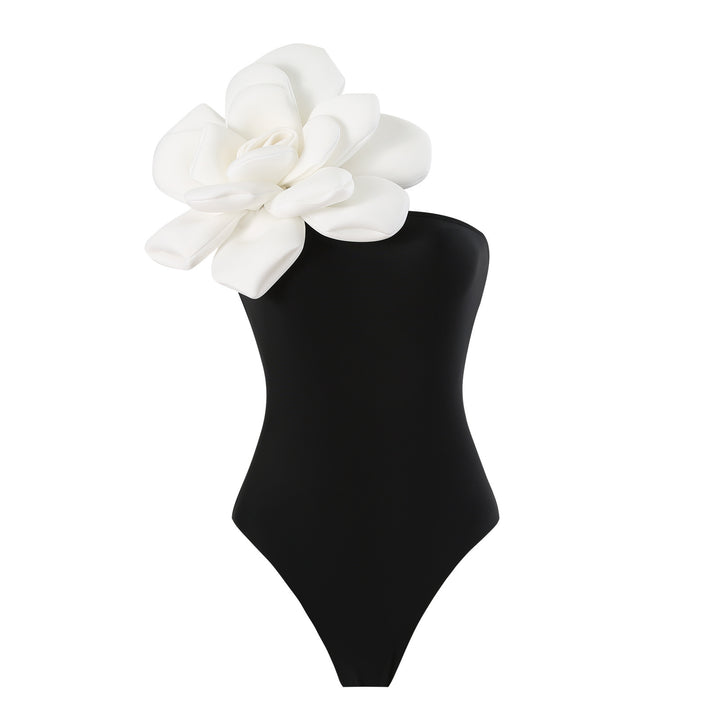 Damen Eleganter Badeanzug mit großem Blumen-Detail und transparentem Überrock Echo Archiv
