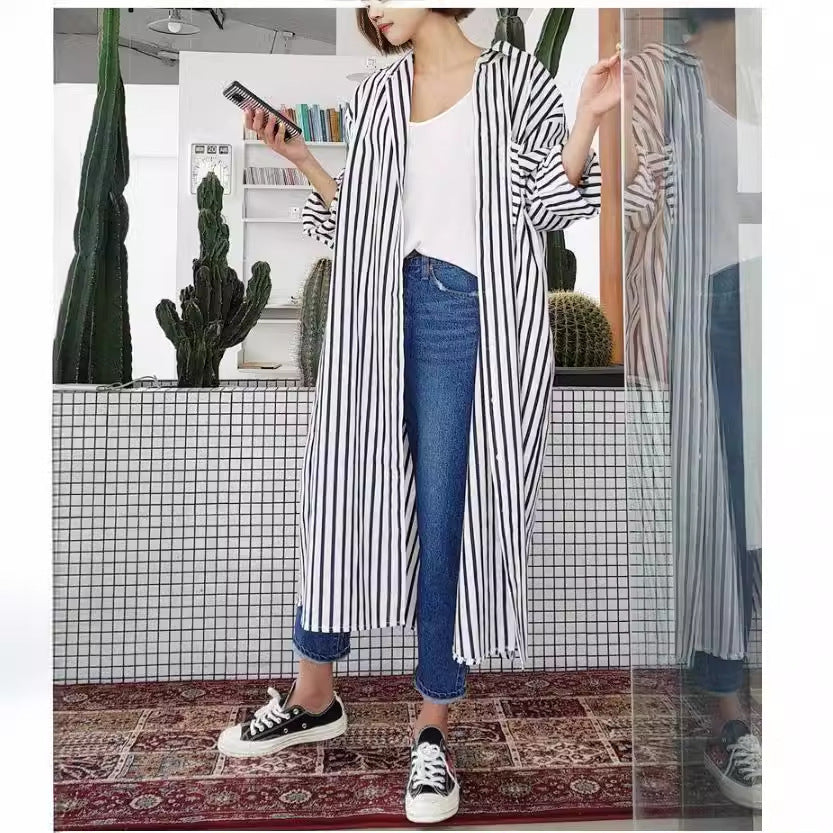 Damen Langes Gestreiftes Hemdmidaxi mit Stehkragen, Oversize‑Schnitt und tiefen Seitenschlitzen Echoarchiv