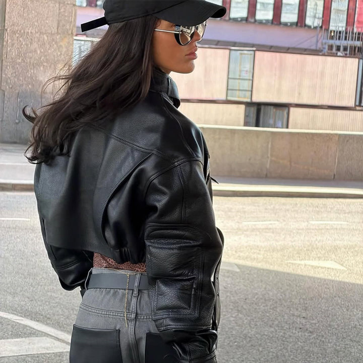 Damen Cropped Boxy-Bikerjacke aus veganem Leder mit hohem Stehkragen, Reißverschlusstaschen & Schnallen-Detail Echoarchiv