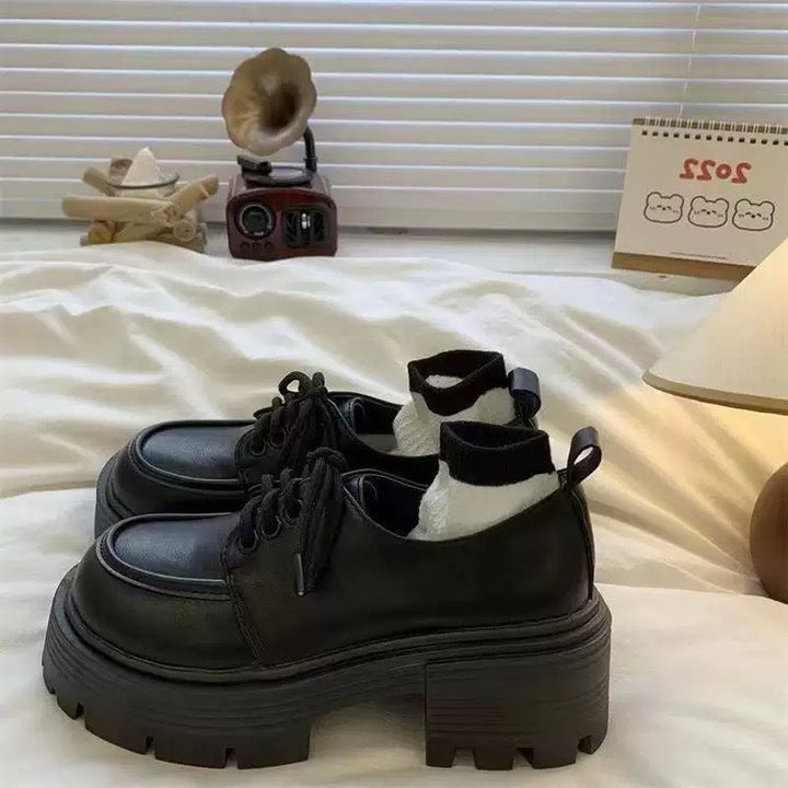 Damen Plateau-Sneaker mit eleganter Lackleder-Optik und kuscheligem Strickkragen Echo Archiv