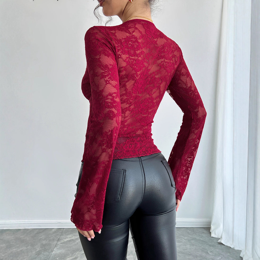 Damen tailliertes Spitzen-Langarmoberteil mit geschwungenem V-Ausschnitt, floraler Transparenz und ausgestellten Manschetten – Élovi