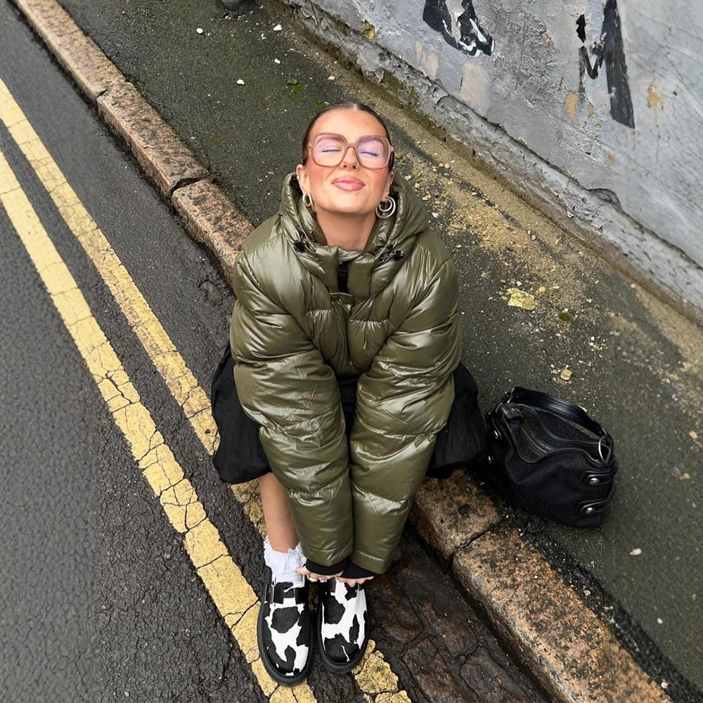 Damen Kurze glänzende Steppjacke mit Kapuze und boxy Silhouette Echoarchiv