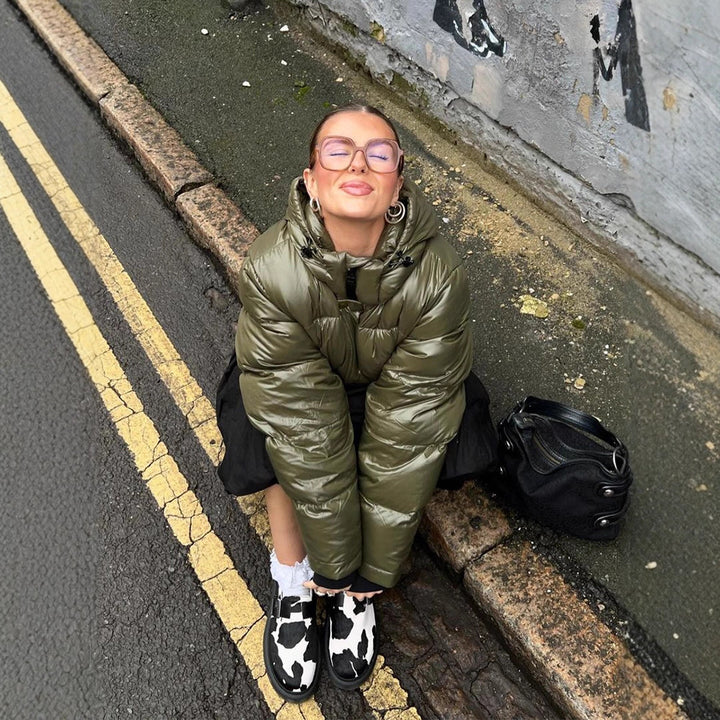 Damen Kurze glänzende Steppjacke mit Kapuze und boxy Silhouette Echoarchiv