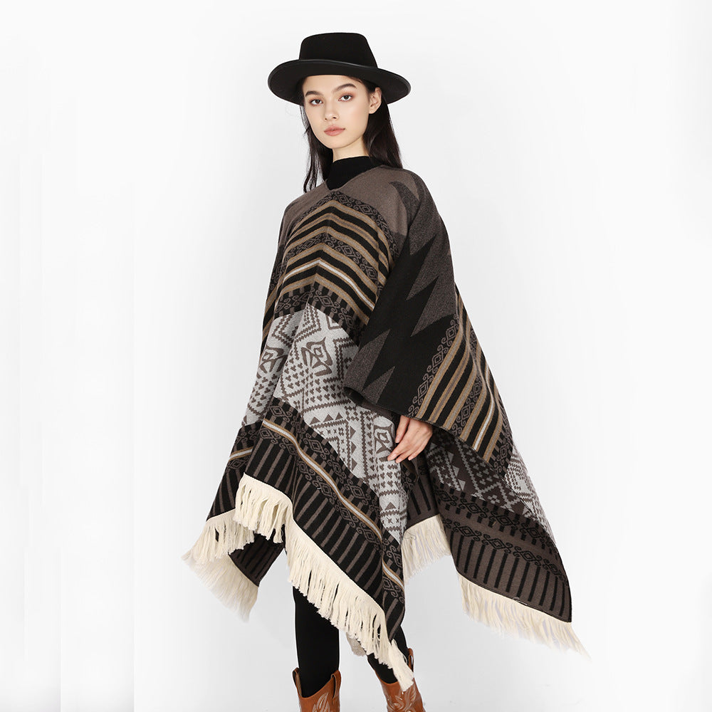 Damen Jacquard‑Ruana im Deckenstil mit V‑Ausschnitt, geometrischem Ethno‑Muster und Fransensaum – Avérine