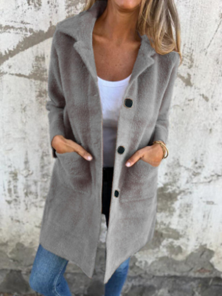 Damen Teddy-Mantel mit Oversize-Kragen, dekorativen Knöpfen und Eingrifftaschen – Montévia