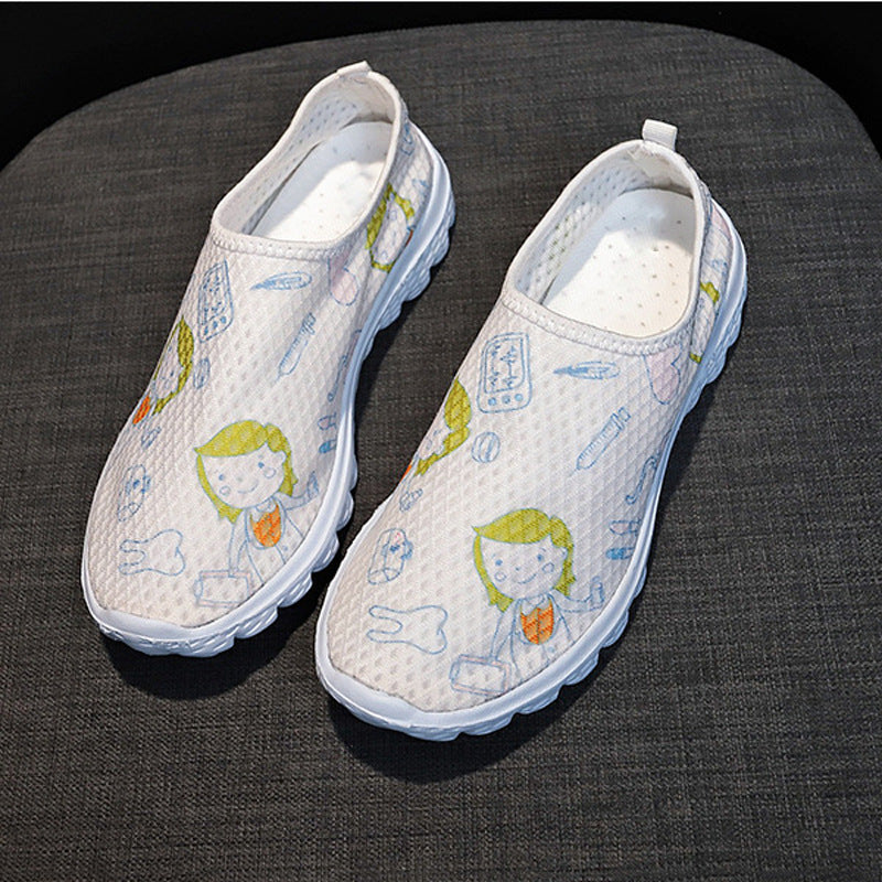 Damen Verspielte Slip-On Sneakers mit medizinischem Cartoon-Print, atmungsaktivem Mesh und gepolsterter Memory-Sohle – Névara