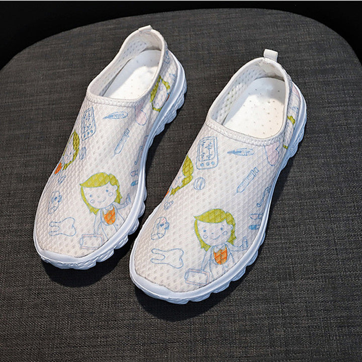 Damen Verspielte Slip-On Sneakers mit medizinischem Cartoon-Print, atmungsaktivem Mesh und gepolsterter Memory-Sohle – Névara