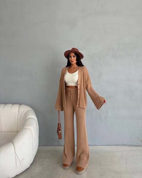 Damen Rippstrick-Cardigan mit überlangen Ärmeln und passender High-Waist-Loungehose – Élanora