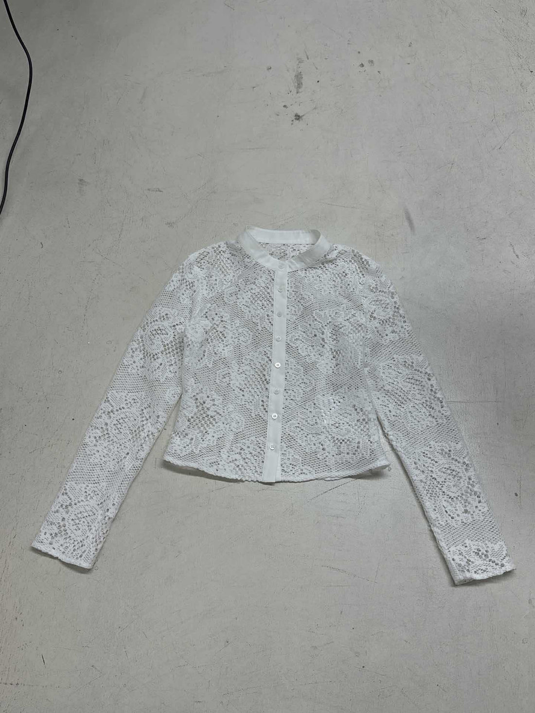Damen Spitzenbluse mit transparenten Akzenten und eleganter Knopfverschluss – Élovi