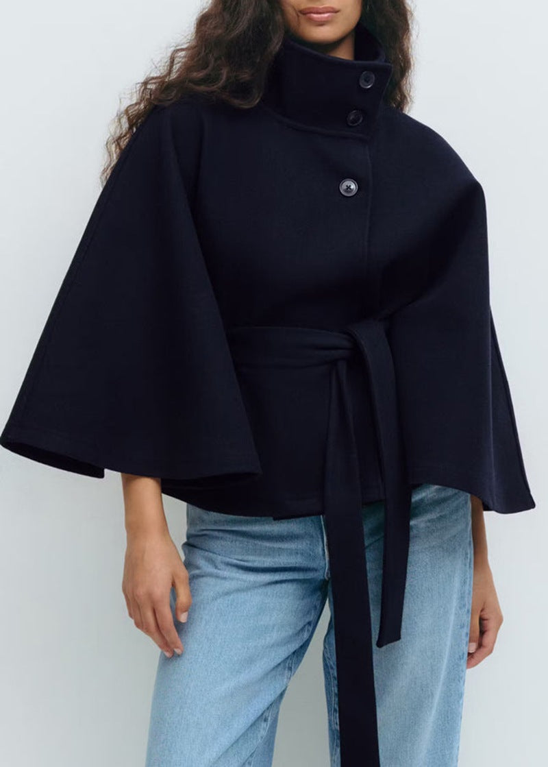 Damen Weit geschnittener Cape-Mantel mit hohem Stehkragen, Knopfleiste und Bindegürtel – Montévia