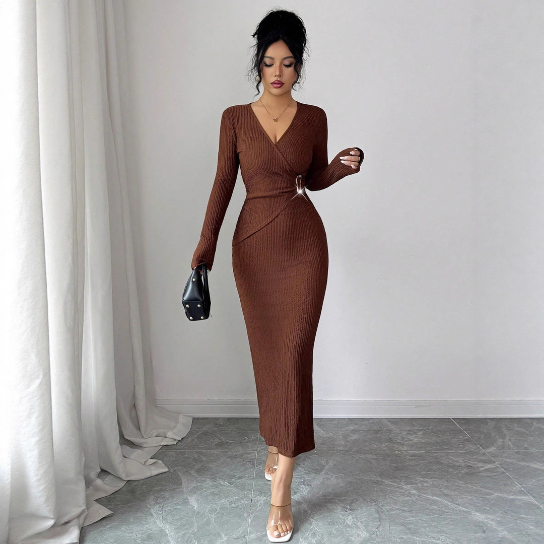 Damen nan tailliertes Wickelkleid mit V-Ausschnitt, strukturierter Knitteroptik und dekorativer Gürtelschließe Echo Archiv