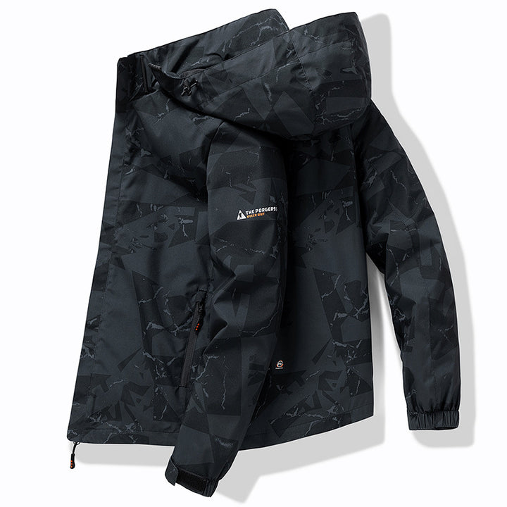 Herren Technische wasserdichte Kapuzenjacke mit grafischem Camouflage‑Print, Reißverschlusstaschen und verstellbarem Saum Echo Archiv