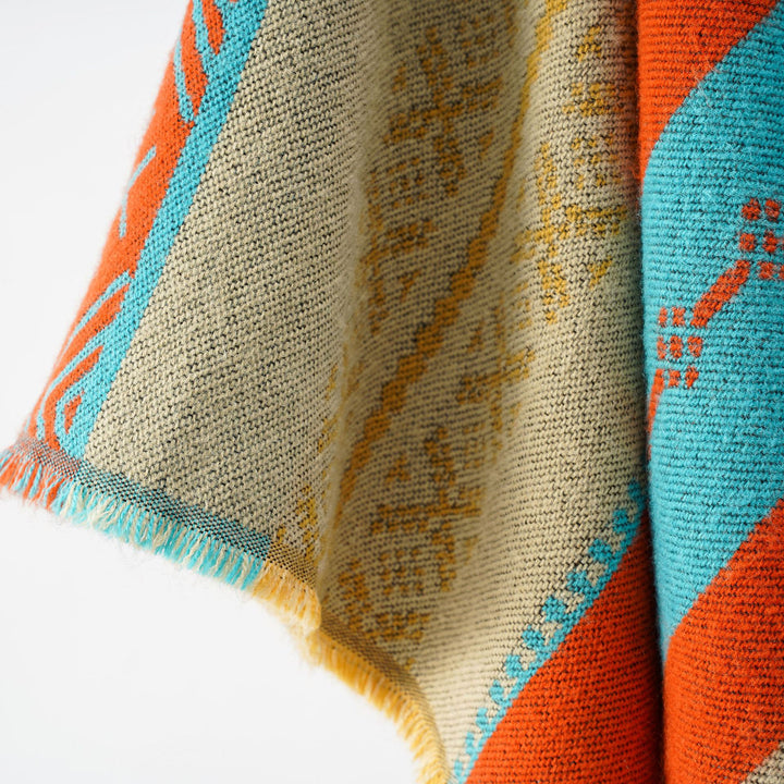 Damen Strukturiertes Webcape im Ethno-Jacquard mit Fransensaum Echo Archiv