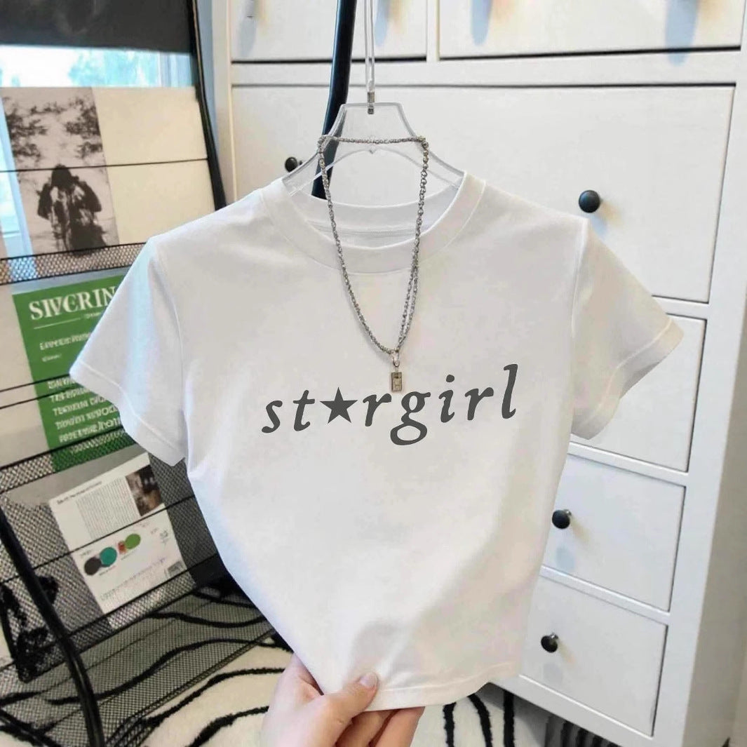 Damen Crop-T-Shirt mit modernem Schriftzug und figurbetontem Schnitt Echo Archiv