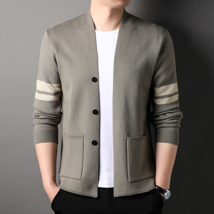 Herren modischer Strickcardigan mit niedrigem Kragen und dekorativen Streifen Echoarchiv