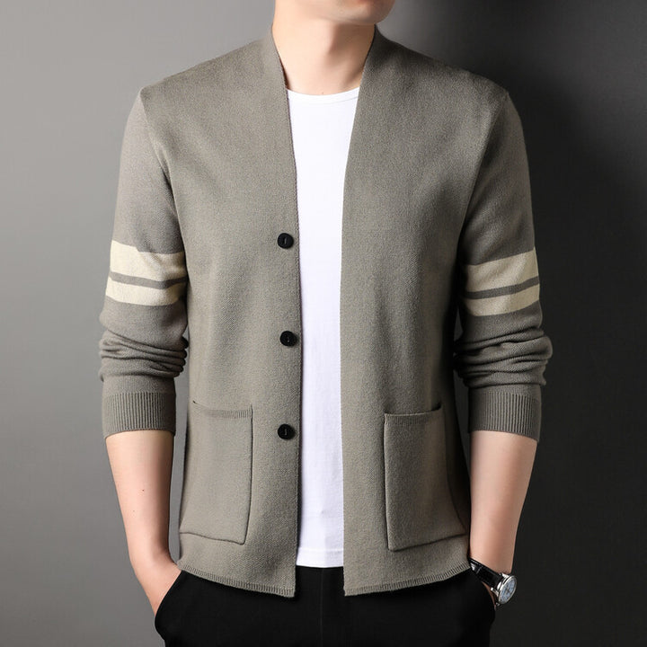 Herren modischer Strickcardigan mit niedrigem Kragen und dekorativen Streifen Echoarchiv