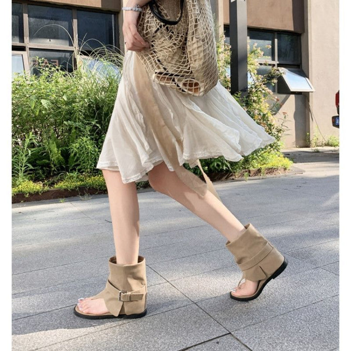 Damen Ankle-Cuff Zehensteg-Sandale mit weitem Schaft und verstellbarem Schnallenriemen – Sorelia