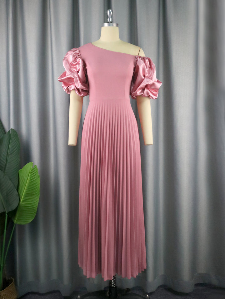 Damen Plissiertes Maxikleid mit asymmetrischem Oberteil und voluminösen Puffärmeln Echo Archiv