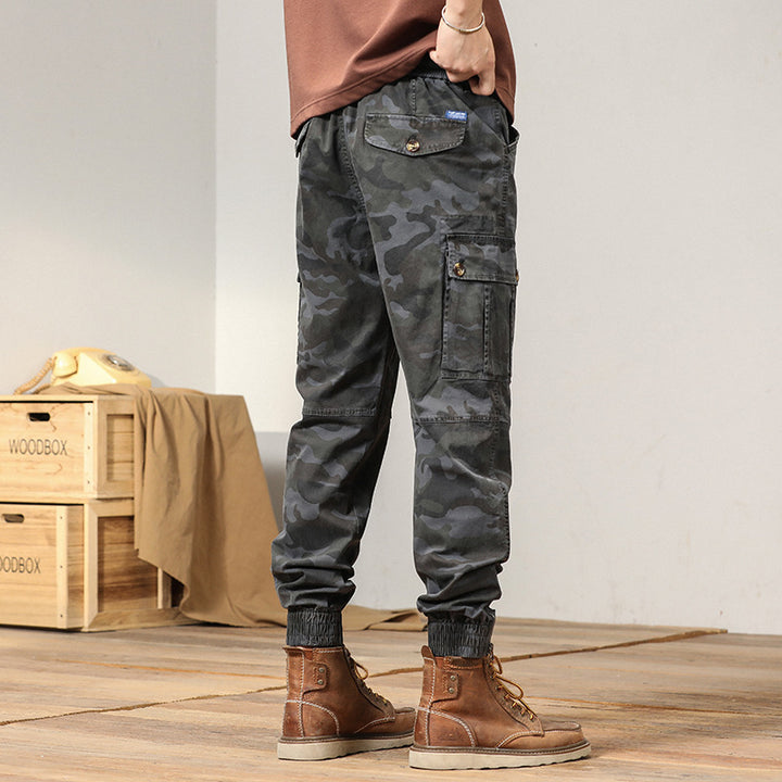 Herren Cargohose im urbanen Camouflage-Design mit vielseitigen Taschen und elastischen Bündchen Echoarchiv