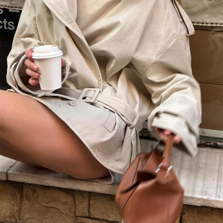 Damen Kurztrenchcoat aus Baumwollmix mit Taillengürtel & Schulterklappen Echoarchiv