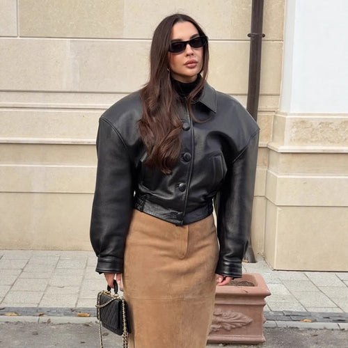 Damen Kurzjacke aus veganem Lederimitat im Boxy‑Cut mit oversized Schultern und verdeckter Knopfleiste Echoarchiv