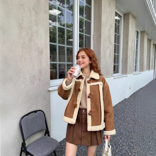 Damen Kurze Lammfelloptik-Jacke im Shearling-Look mit Knebelverschluss und Kontrastbesatz Echoarchiv