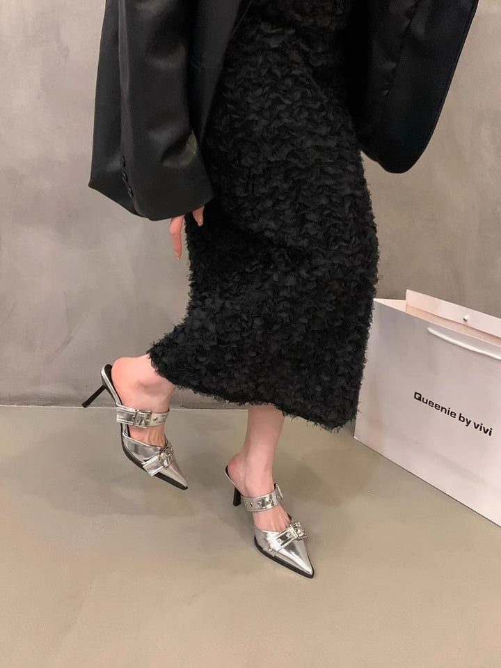 Damen Spitz zulaufende Mule‑Pantoletten mit doppeltem Schnallenriemen, Ösen‑Detail und niedrigem Kitten‑Absatz – Lioré