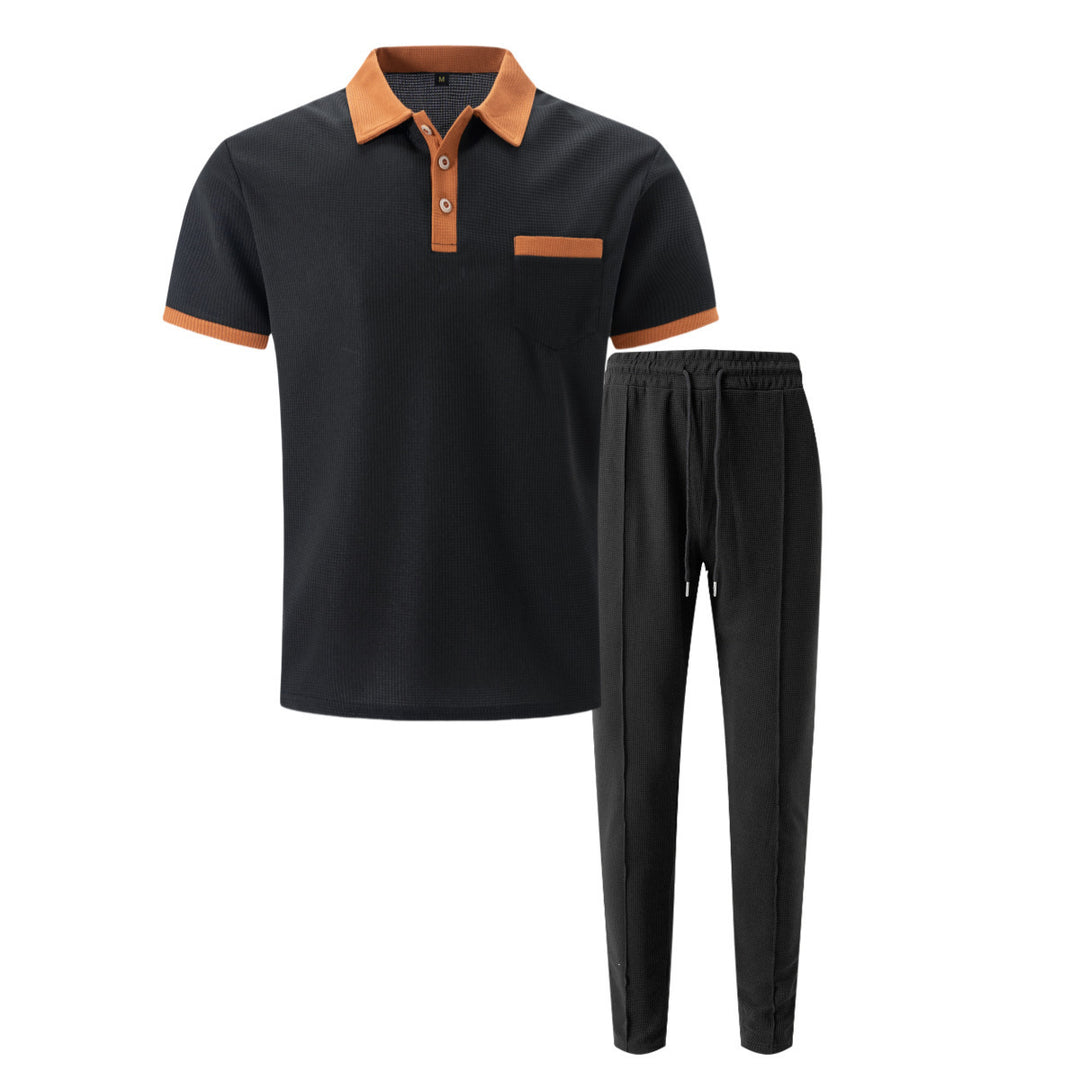 Herren elegantes Freizeit-Set mit strukturiertem Poloshirt und bequemer Hose Echoarchiv
