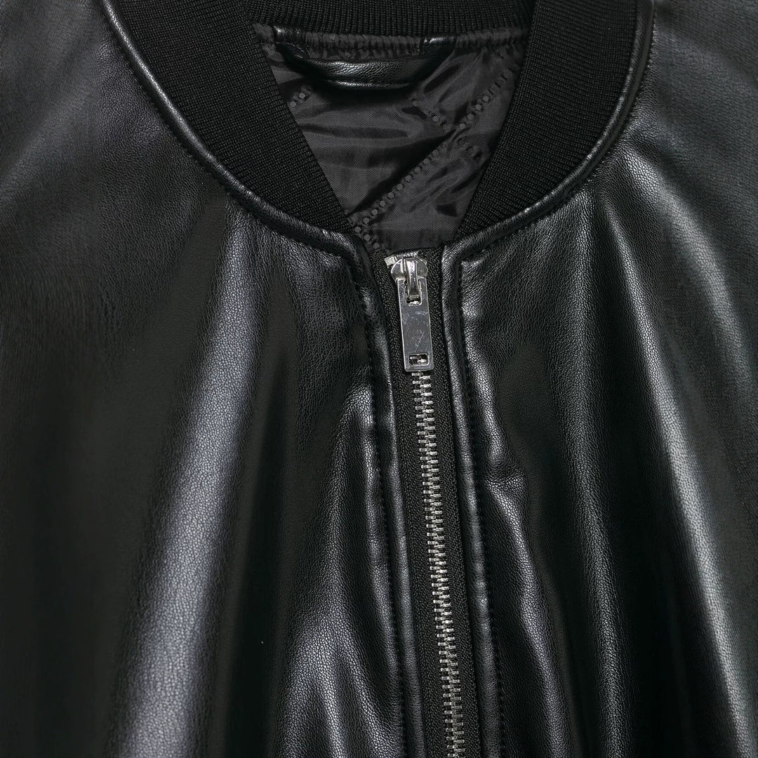 Damen Cropped Biker‑Bomberjacke aus Kunstleder mit Rippbündchen und aufgesetzten Pattentaschen Echoarchiv