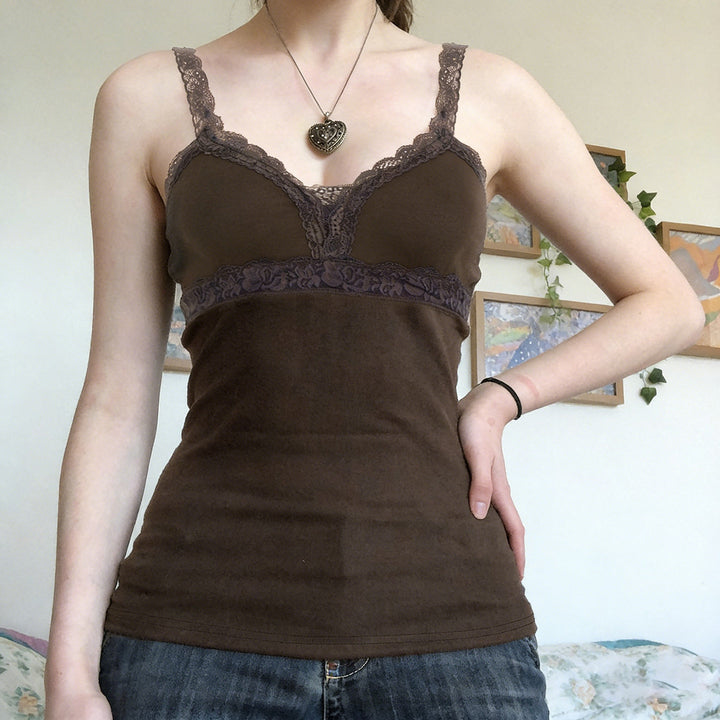 Damen Spitzenbody mit zarten Trägern und romantischen Rüschendetails Echo Archiv