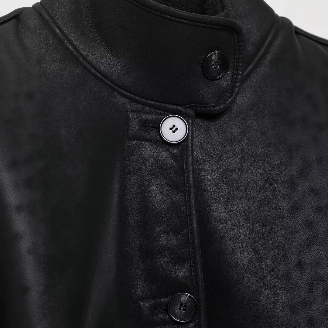 Damen Kurz geschnittene Kunstlederjacke mit Teddyfutter, Stehkragen und Knopfverschluss Echoarchiv