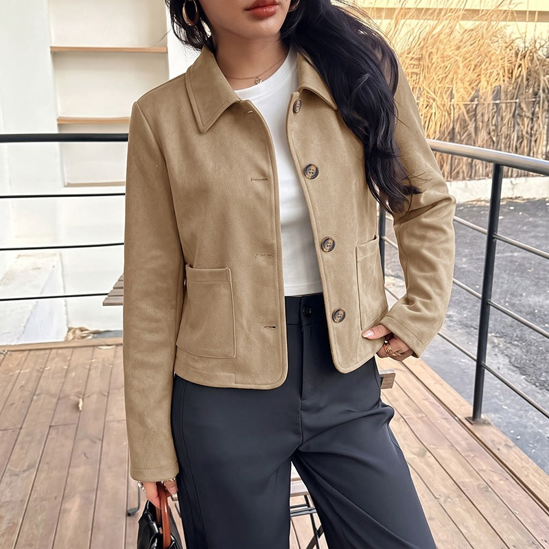 Damen Kurzjacke aus Wildleder‑Optik mit Hemdkragen und aufgesetzten Taschen Echoarchiv