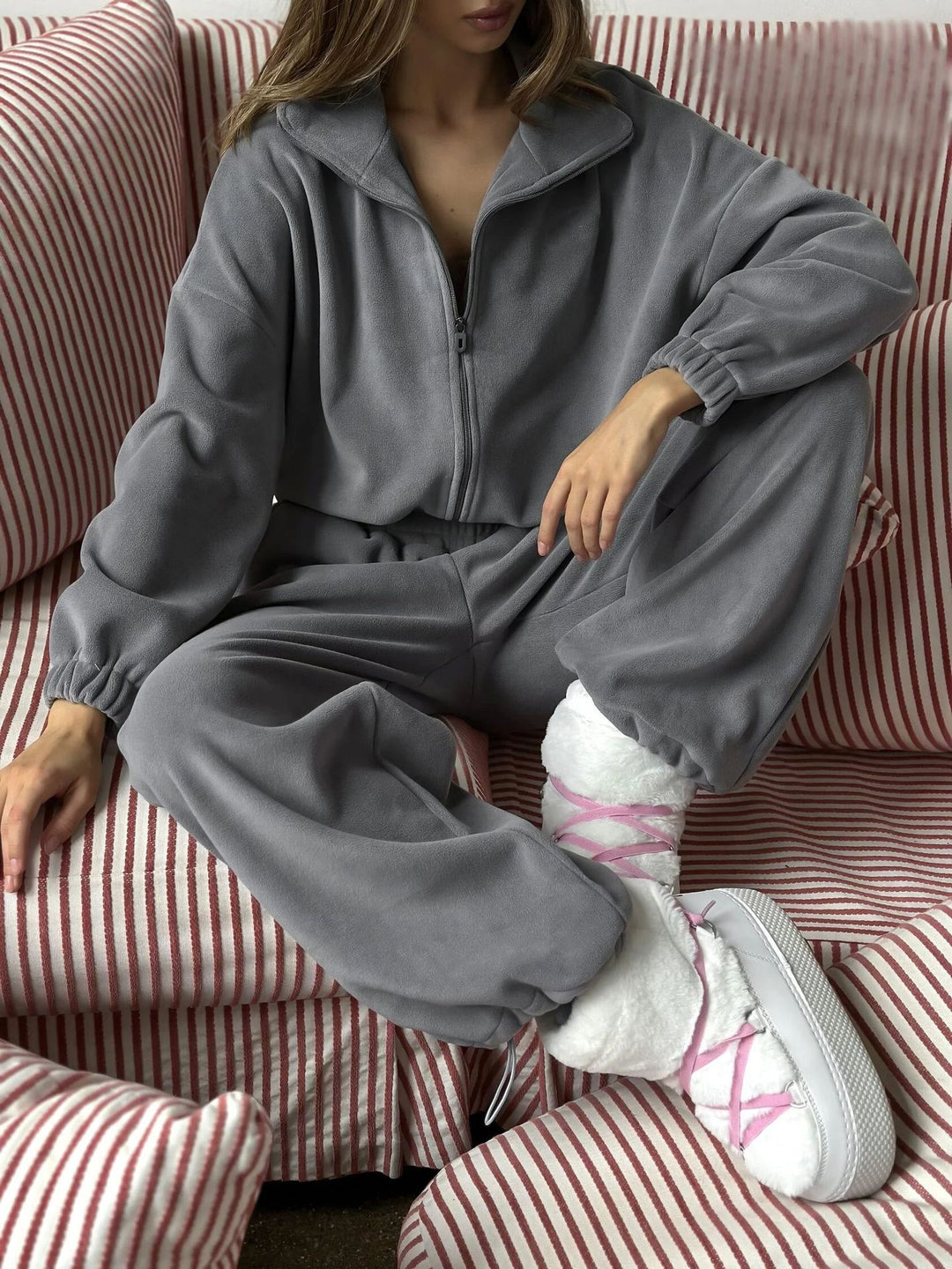 Damen Kuscheliges Fleece-Set mit kurzer Reißverschlussjacke, Stehkragen und weiter Jogginghose – Avérine