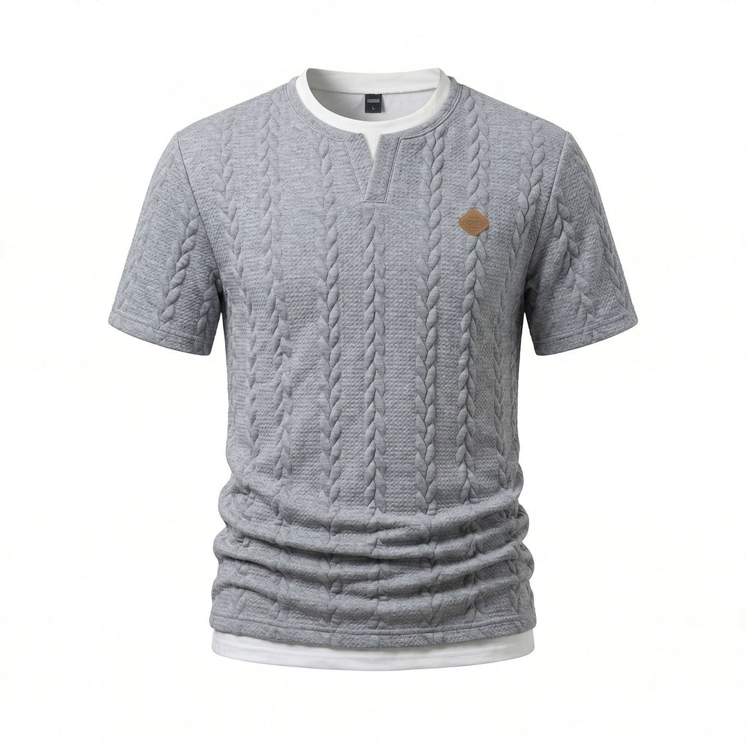 Herren nan texturiertes Kurzarmshirt mit geprägter Zopfstruktur, V‑Einsatz am Rundhals und Lagenlook Echo Archiv