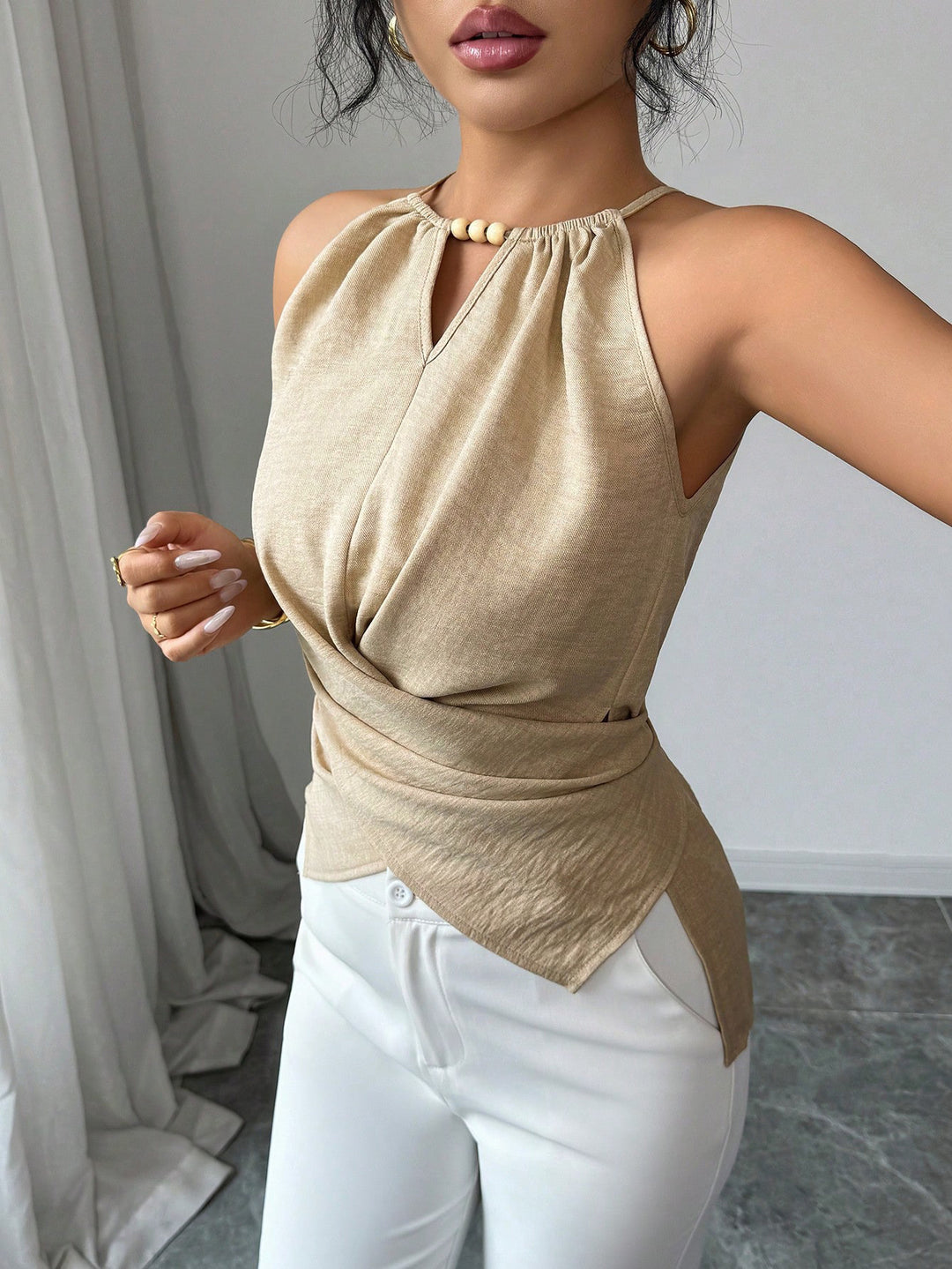 Damen Ärmelloses Twist-Halstops mit Holzperlen und asymmetrischem Saum – Avérine