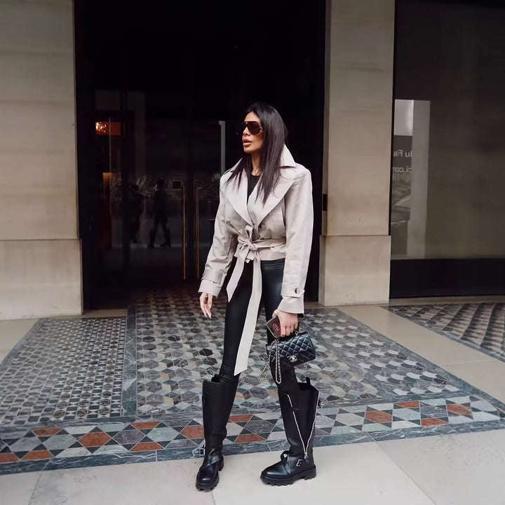Damen 70+ Cropped Trenchblousonjacke mit Bindegürtel und weitem Revers Echo Archiv