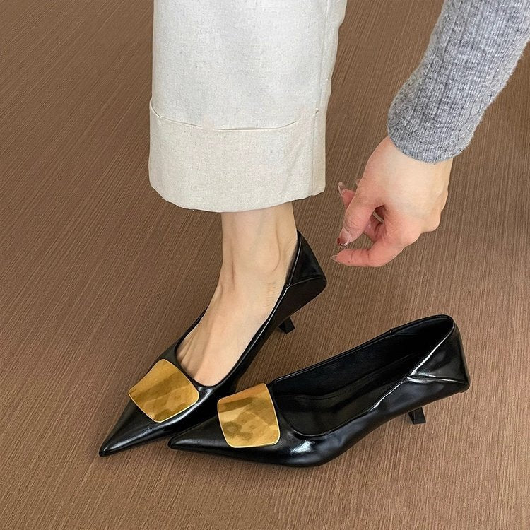 Damen Spitz zulaufende Lack‑Pumps mit niedrigem Kitten‑Absatz und dekorativer Metallapplikation – Lioré