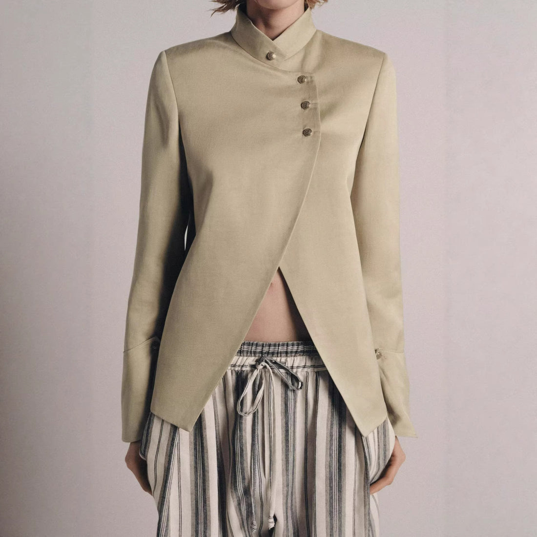 Damen Elegantes Cape-Kurzmantel mit Stehkragen, asymmetrischem Überschlag und Ärmelklappen Echoarchiv