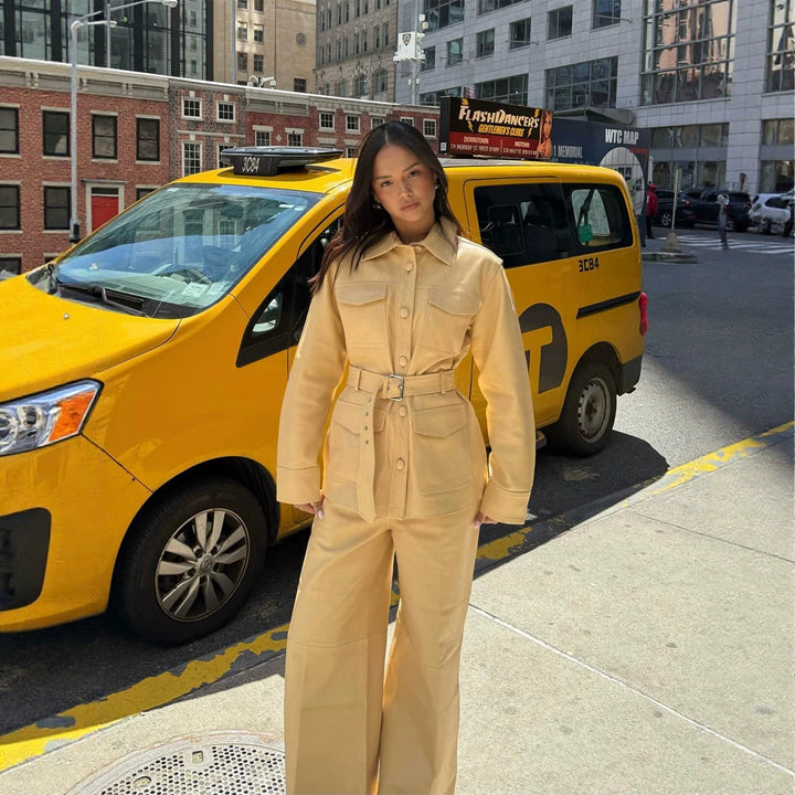 Damen Taillierte Utility-Jacke im Safari-Stil mit breitem Bindegürtel und Pattentaschen Echoarchiv
