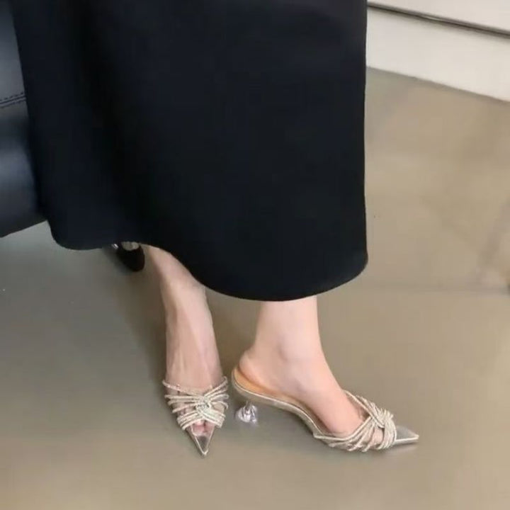 Damen Spitz zulaufende Mule‑Sandaletten mit transparenten Riemchen, Ziersteinen und geformtem Stiletto – Sorelia